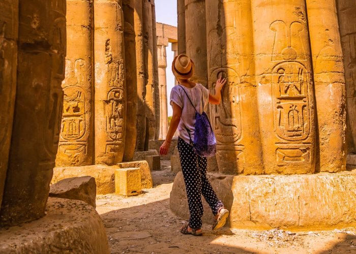 Un Touriste Pres De Lune Des Colonnes Du Temple De Karnak