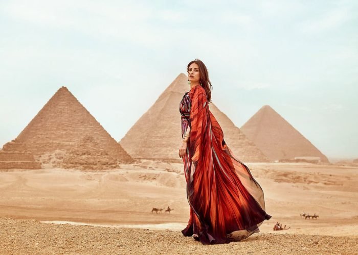 Une Magnifique Image D Une Fille Portant Une Robe Rouge Se Tenant Devant Les Pyramides