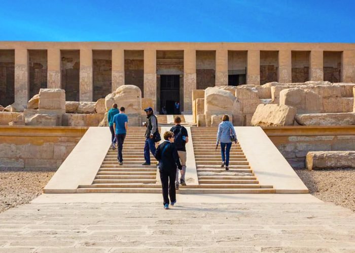 Une Magnifique Photo De Quelques Visiteurs Devant Le Temple Dabydos