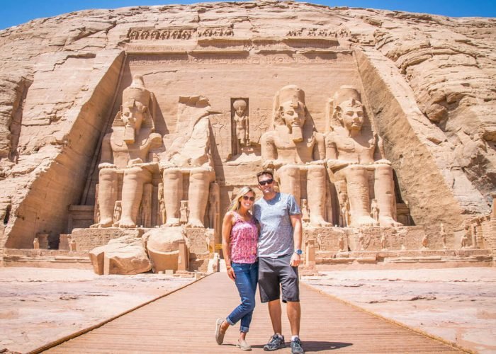 Une Magnifique Photo Du Couple Devant Le Temple Dabou Simbel