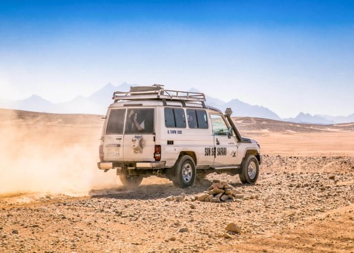 Une Magnifique Photo Dun Vehicule Tout Terrain Lors Dun Superbe Safari