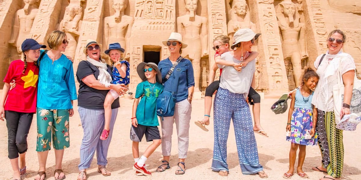 Une Magnifique Photo Dune Famille Devant Le Temple Dabou Simbel