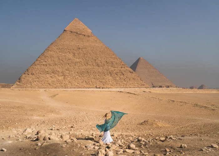 Une Magnifique Photo Dune Femme Devant La Grande Pyramide De Kheops