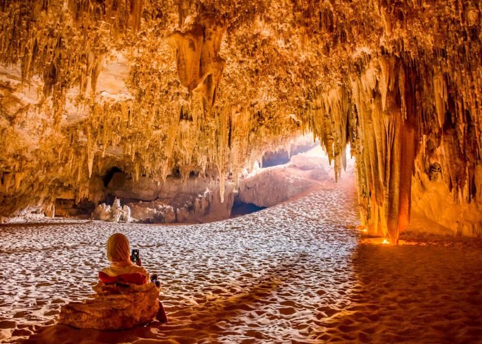 Une Magnifique Photo Dune Fille A Linterieur De La Grotte De Djara Dans Loasis De Bahariya