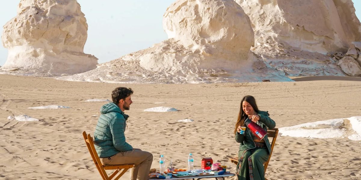 Une Merveilleuse Photo D Un Couple Profitant D Un Petit Dejeuner Dans L Oasis De Bahariya