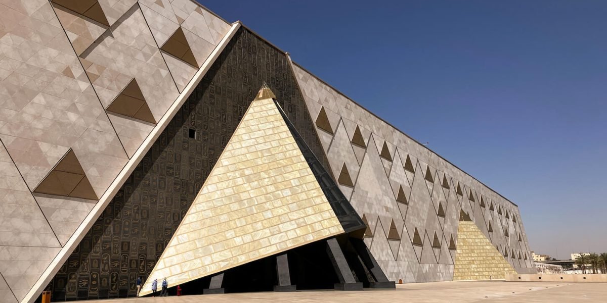 Une Merveilleuse Photo De La Facade Du Grand Musee Egyptien