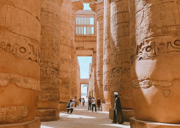 Une Photo De Quelques Visiteurs Pres Des Colonnes Du Temple De Karnak