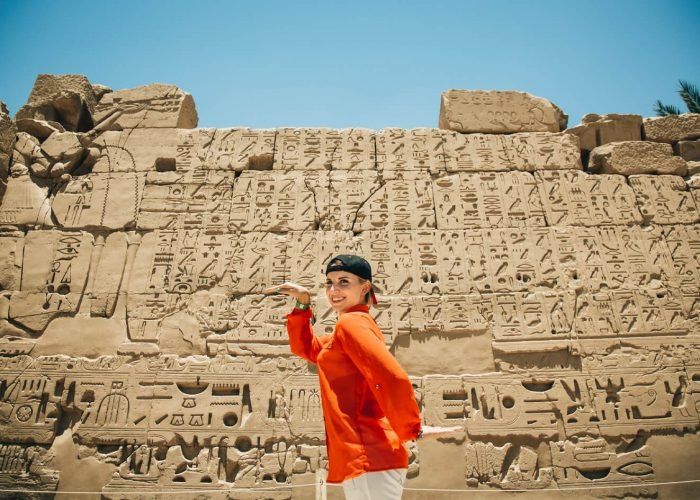 Une Photo Magnifique D Un Touriste Dans Le Temple De Luxor
