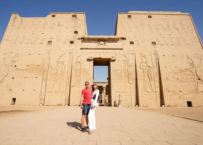 Une Photo Magnifique Du Couple Devant Le Temple De Edfu