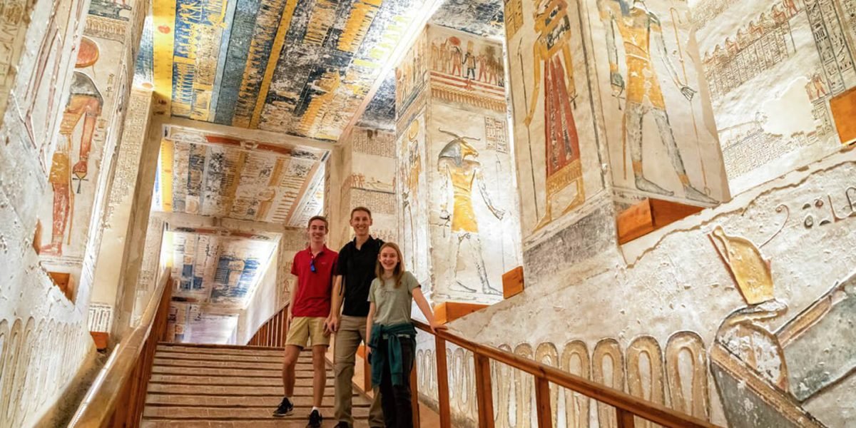 Une Superbe Photo De Quelques Touristes A Linterieur De La Vallee Des Rois A Louxor
