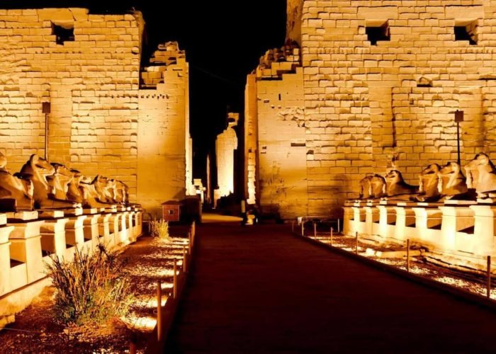 Vues Fantastiques De Lentree Du Temple De Karnak Lors Du Spectacle Son Et Lumiere