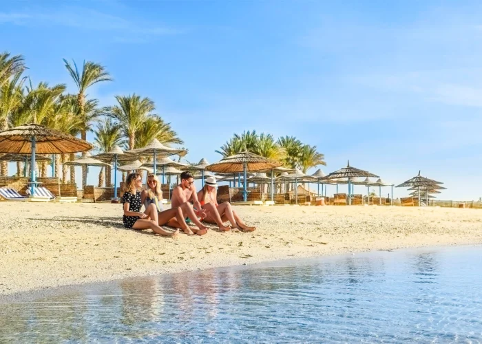 Une Tres Belle Photo Dun Groupe De Touristes Sur La Plage A Port Ghalib